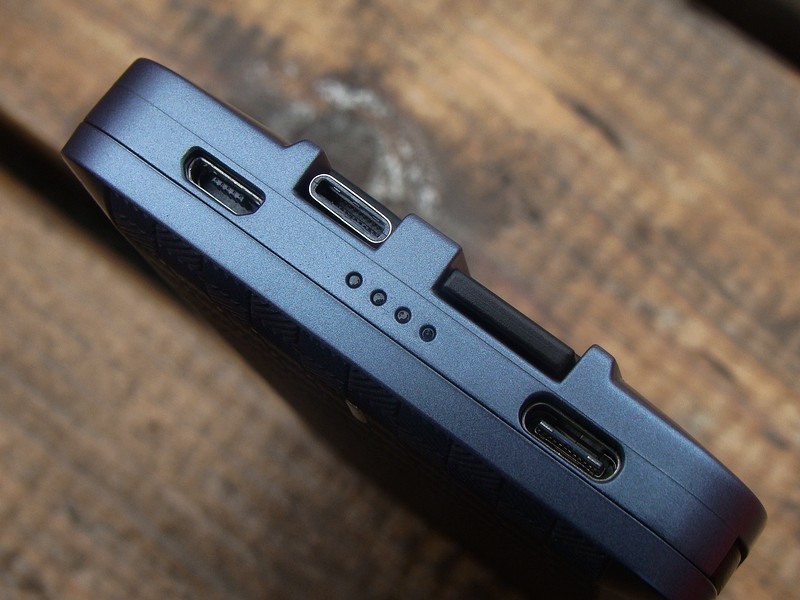 内置四线 方便随行 iWALK魔蝎8000X移动电源 体验