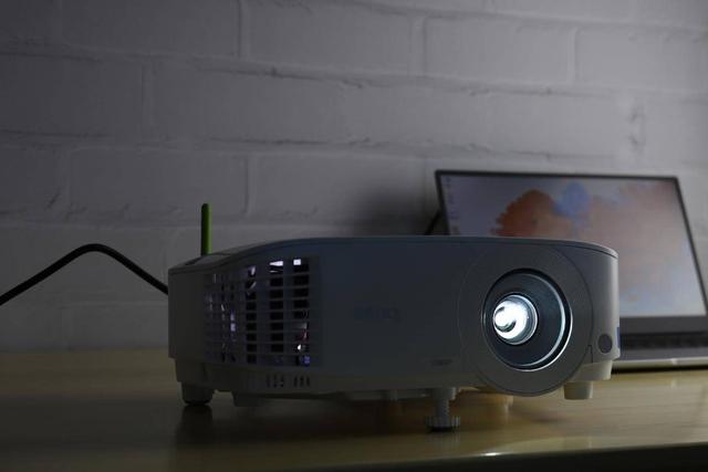 明基E580智能商务投影仪体验：商务办公好帮手 无线投屏是亮点