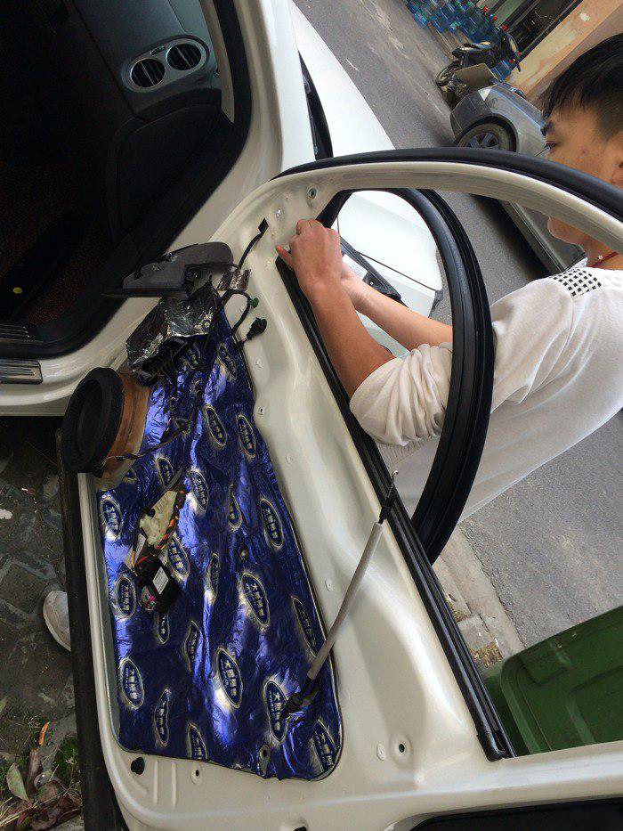 师傅助阵安装凌度A608车联网后视镜、脚灯、亮条，精彩