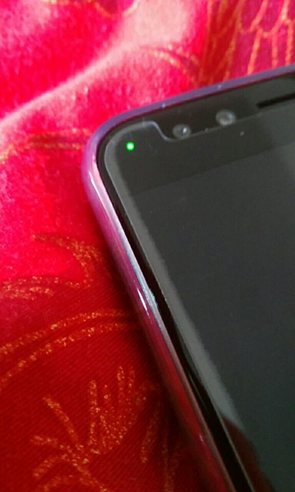 为什么我的x9s贴了钢化膜后有白边，彩边，怎么处理？