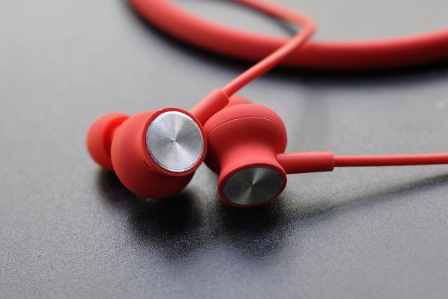 性价比让小米汗颜，itoos颈圈式蓝牙耳机评测