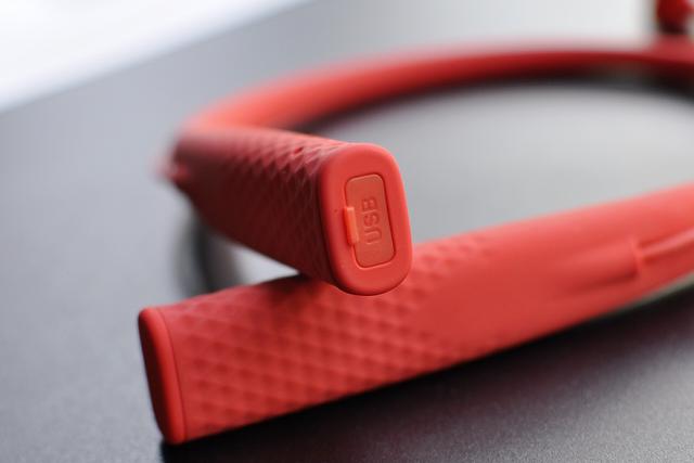 性价比让小米汗颜，itoos颈圈式蓝牙耳机评测