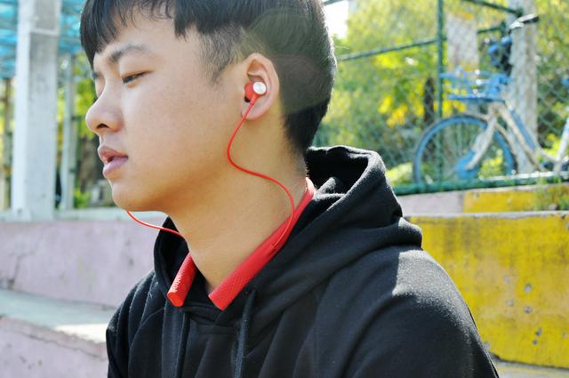 性价比让小米汗颜，itoos颈圈式蓝牙耳机评测