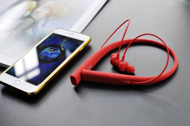 性价比让小米汗颜，itoos颈圈式蓝牙耳机评测