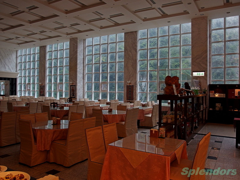 温泉饭店一瞥 (顺光拍照, 蓝天)