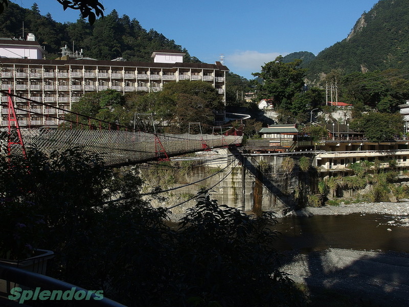 温泉饭店一瞥 (顺光拍照, 蓝天)