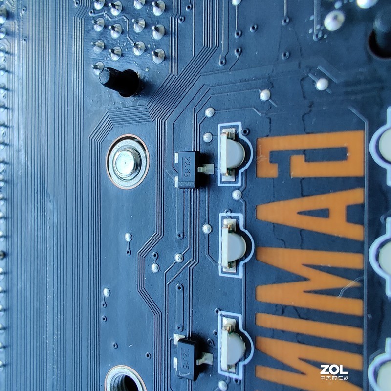 关于电竞版是否可以改成刀锋版的RGB led灯效