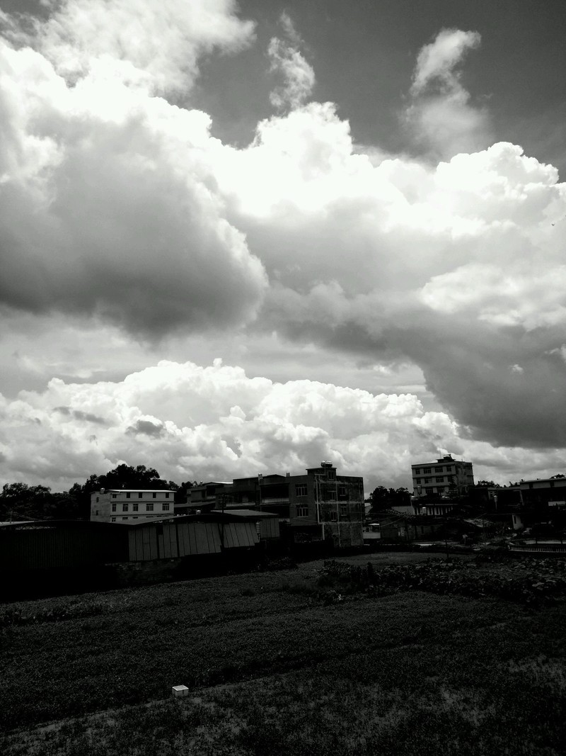 黑云压城城欲摧——太阳～下雨～太阳～下雨～一直太阳～太阳落山