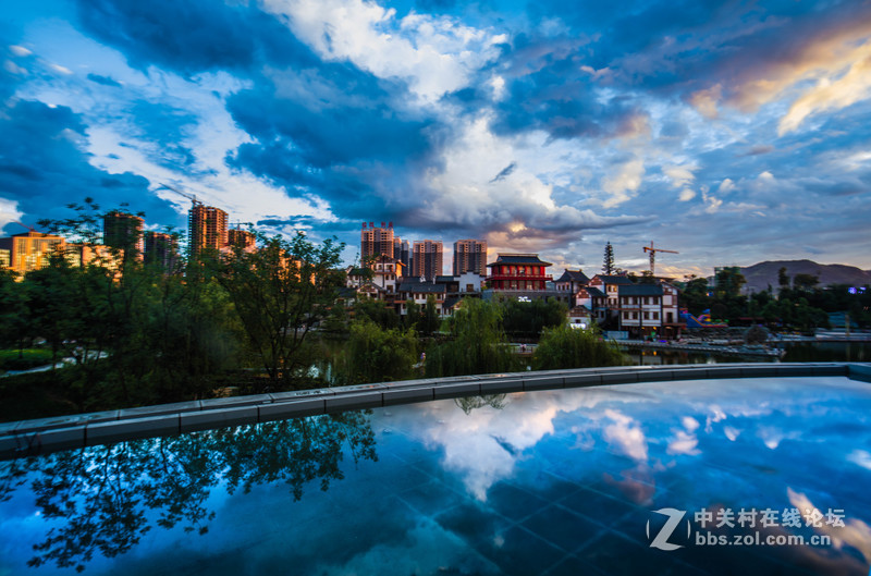 黑云翻墨未遮山，白雨跳珠乱入船。 卷地风来忽吹散，望湖楼下水如天。