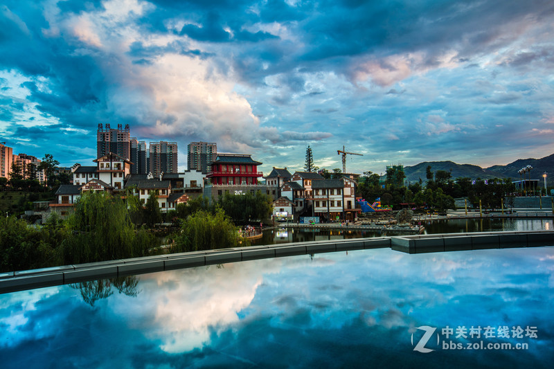 黑云翻墨未遮山，白雨跳珠乱入船。 卷地风来忽吹散，望湖楼下水如天。