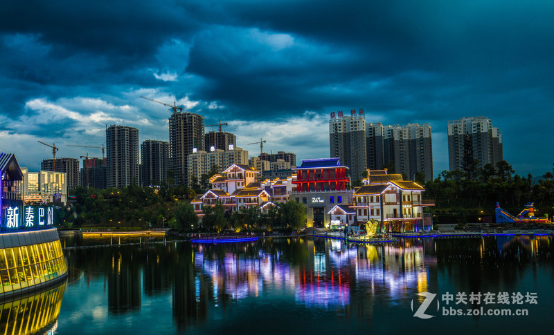 黑云翻墨未遮山，白雨跳珠乱入船。 卷地风来忽吹散，望湖楼下水如天。