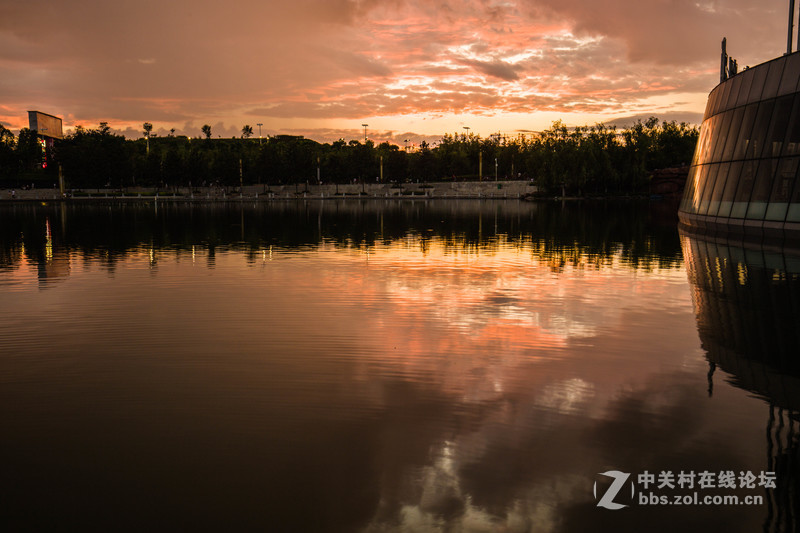 黑云翻墨未遮山，白雨跳珠乱入船。 卷地风来忽吹散，望湖楼下水如天。