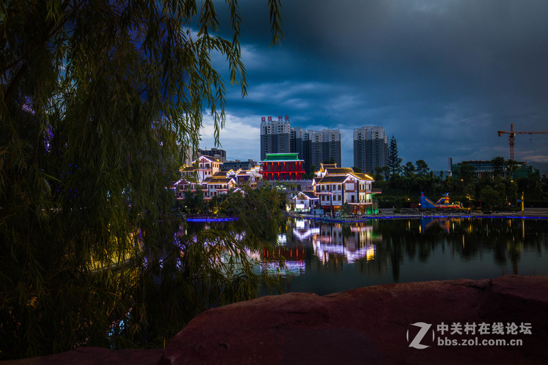 黑云翻墨未遮山，白雨跳珠乱入船。 卷地风来忽吹散，望湖楼下水如天。