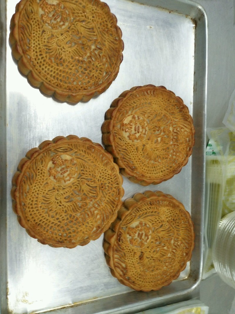 我们以人为本  把质量关  再来一批月饼出炉