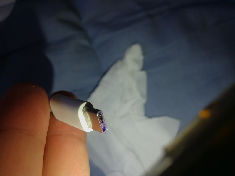 手机接头冒火了