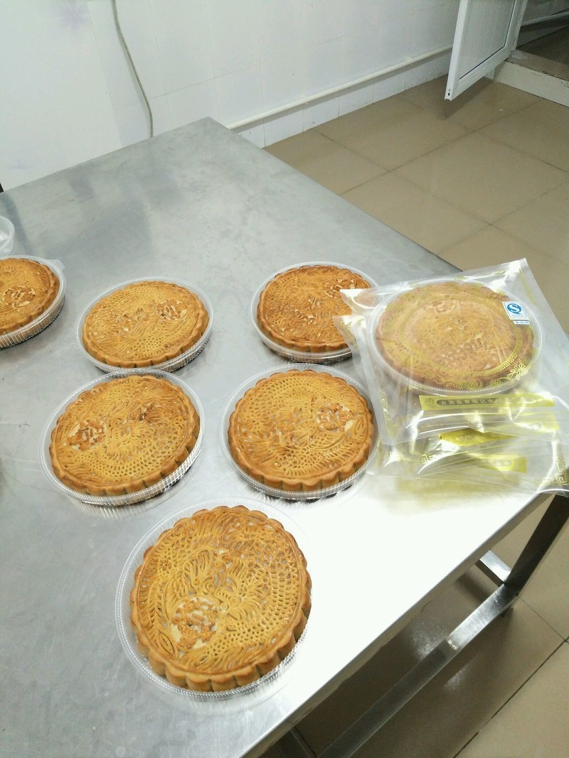 我们以人为本  把质量关  再来一批月饼出炉