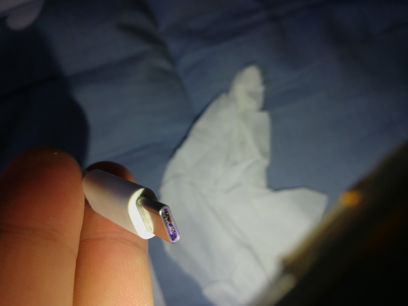 手机接头冒火了