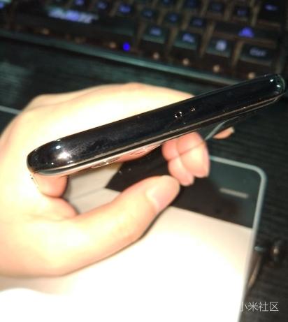 你们的小小米6青春版后盖顶端缝隙大吗？