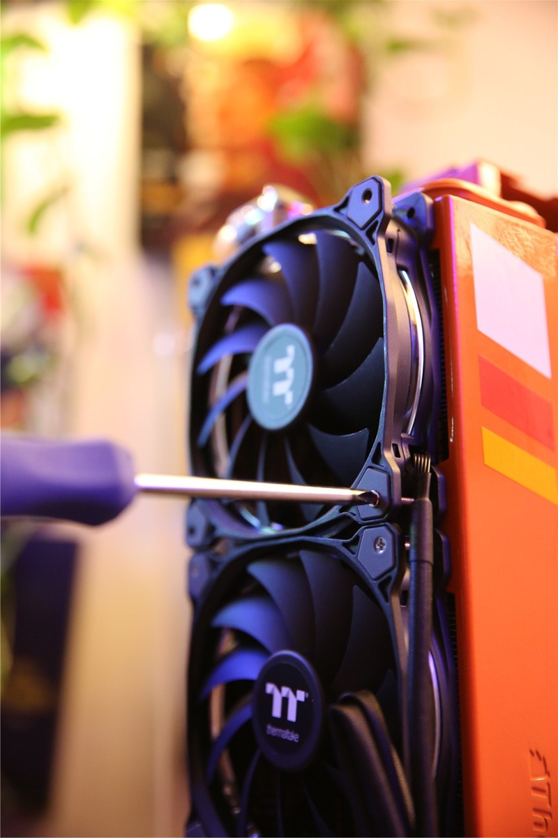 炫酷 RGB灯效，TT Riing RGB三风扇套装开箱展示
