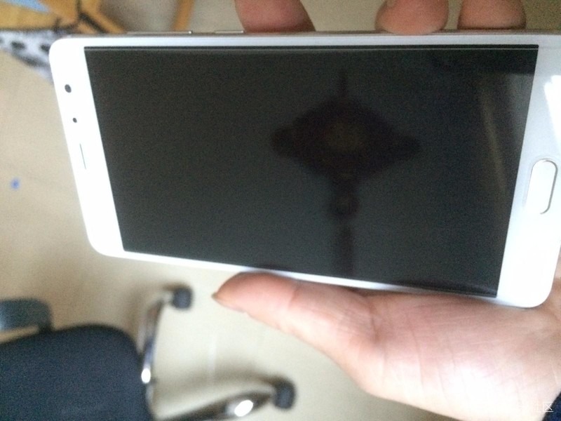 板面一点伤都没有 麻烦帮看 是爆屏还是松 排线？？？？