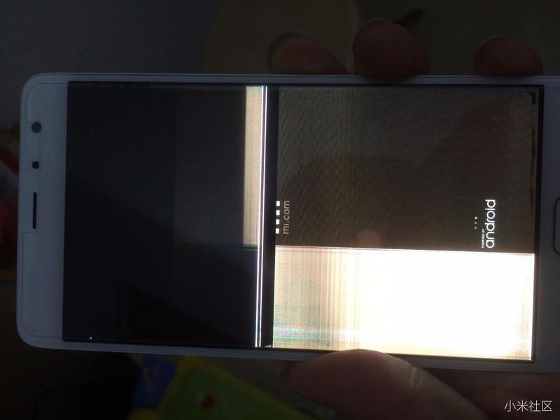 板面一点伤都没有 麻烦帮看 是爆屏还是松 排线？？？？