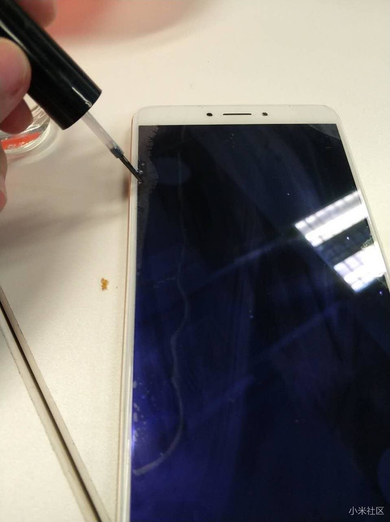 亲身惨痛教训，千万别用白边填充剂，手机就这样报废了！