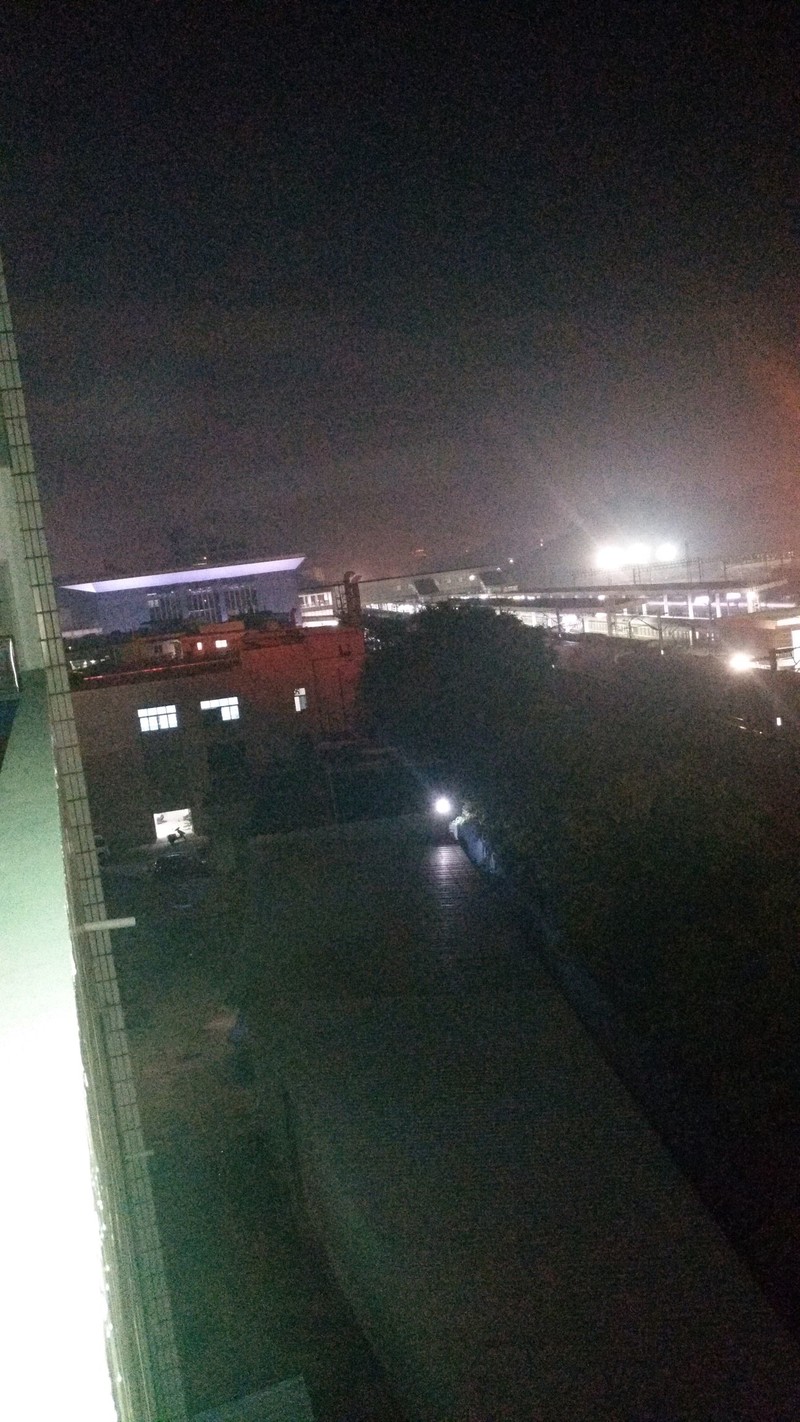 为什么会有模糊不清的图片，说好的1600万像素周围都是白色的雪花一样，我对了焦还是