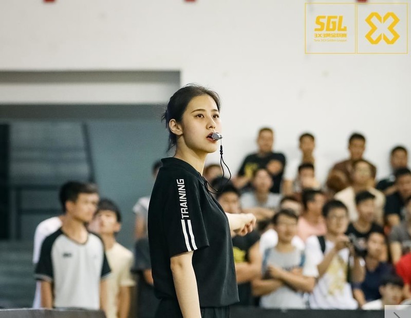 扑倒这个女裁判会被吹什么犯规?