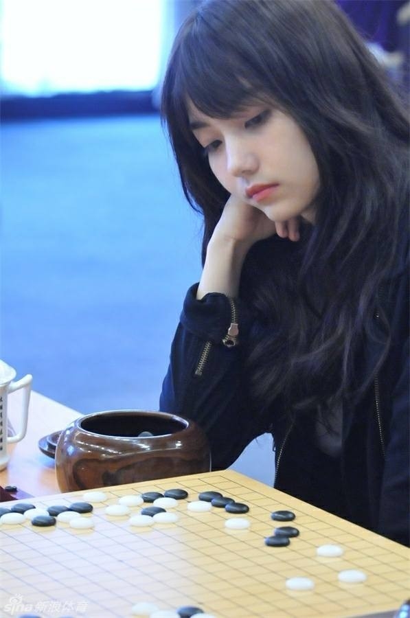 围棋第一美女托腮厌世照爆红不食人间烟火