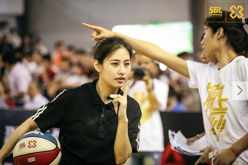 扑倒这个女裁判会被吹什么犯规？