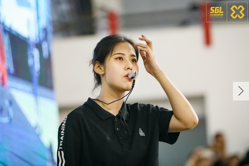 扑倒这个女裁判会被吹什么犯规?