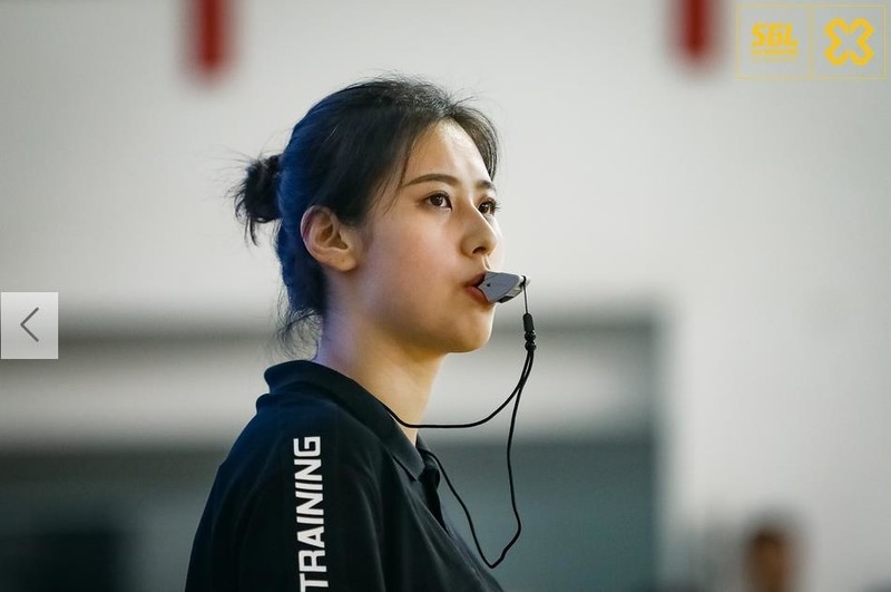 扑倒这个女裁判会被吹什么犯规?