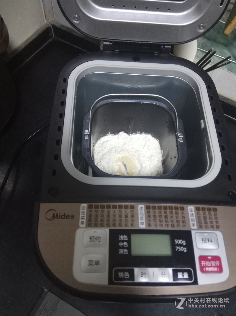 攒了一台面包机，开始做面包，哈哈。