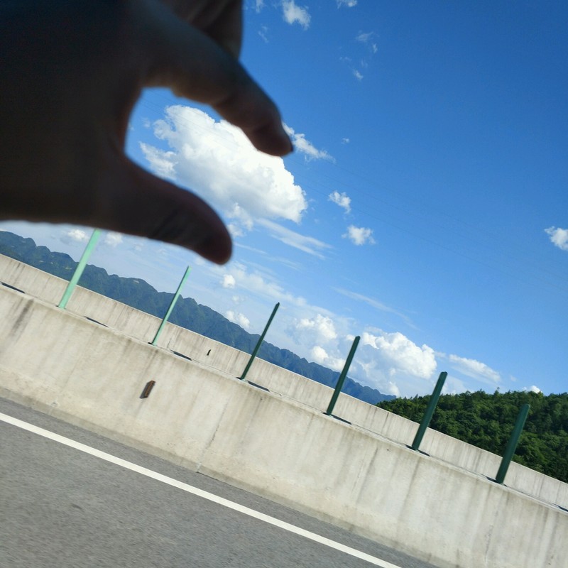 藍到極致的天空，熱到窒息的溫度！