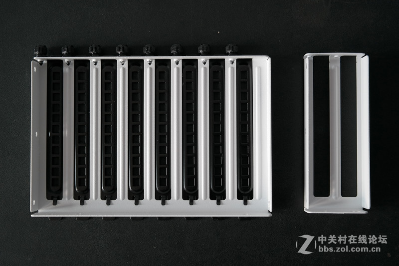 一大一小 一黑一白！Tt Core P3开放式机箱评测