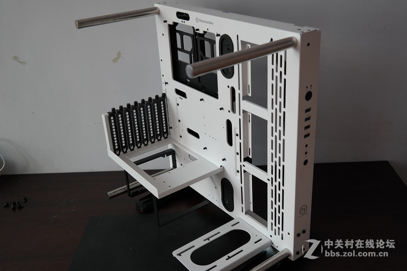 一大一小 一黑一白！Tt Core P3开放式机箱评测