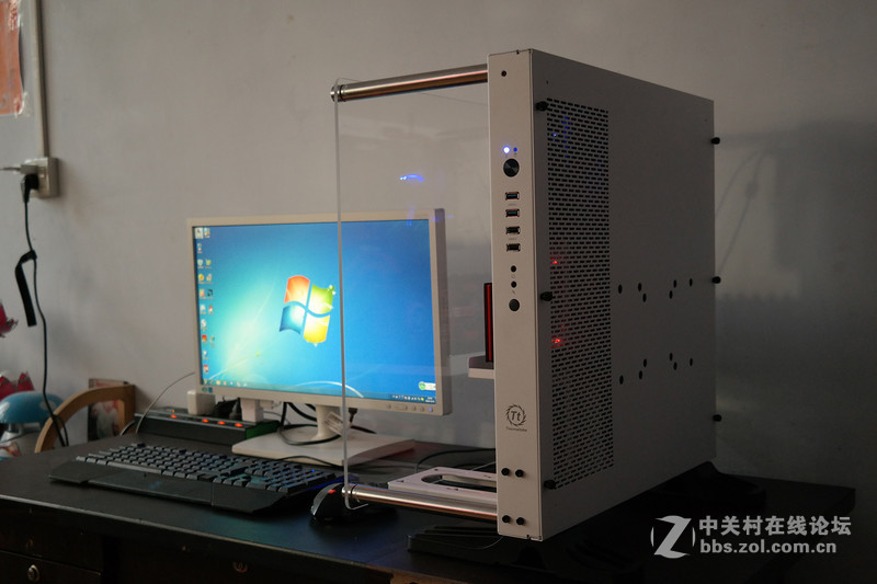 一大一小 一黑一白！Tt Core P3开放式机箱评测