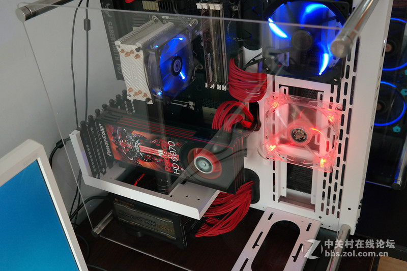 一大一小 一黑一白！Tt Core P3开放式机箱评测