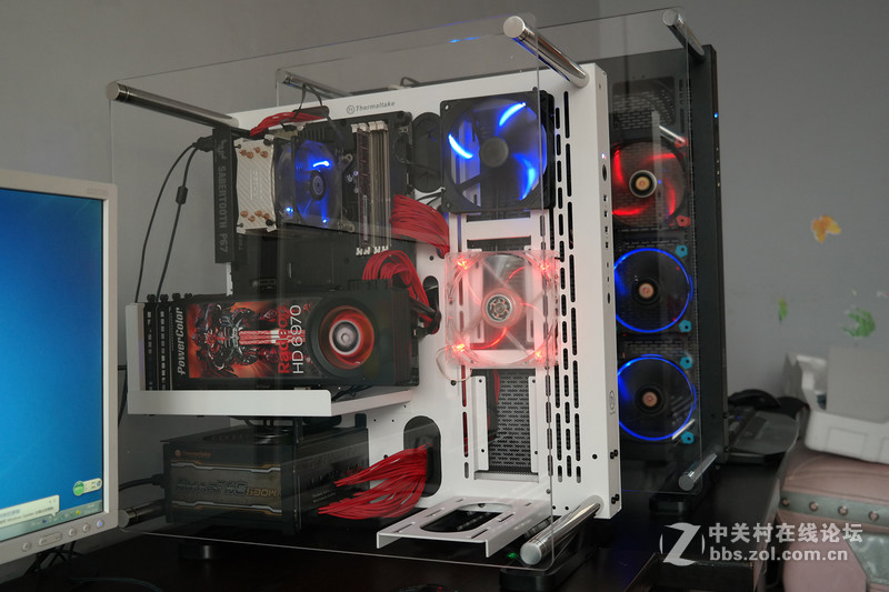 一大一小 一黑一白！Tt Core P3开放式机箱评测