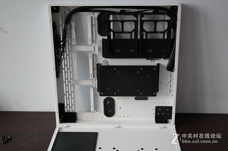 一大一小 一黑一白！Tt Core P3开放式机箱评测