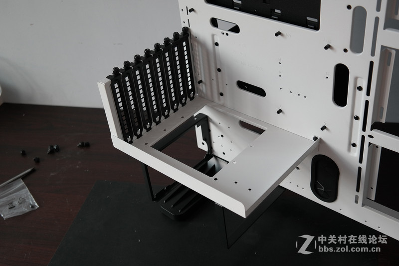 一大一小 一黑一白！Tt Core P3开放式机箱评测