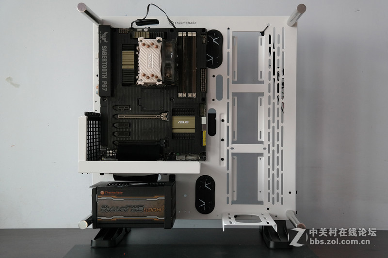 一大一小 一黑一白！Tt Core P3开放式机箱评测