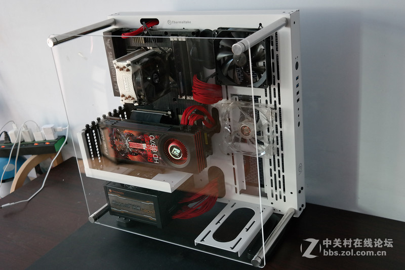 一大一小 一黑一白！Tt Core P3开放式机箱评测