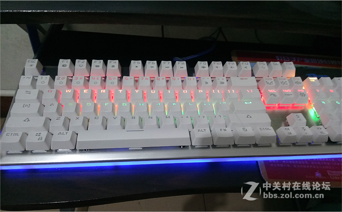 以游戏为名、有态度的键盘——品宜博K727游戏机械键盘青轴