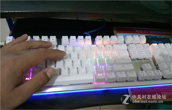 以游戏为名、有态度的键盘——品宜博K727游戏机械键盘青轴