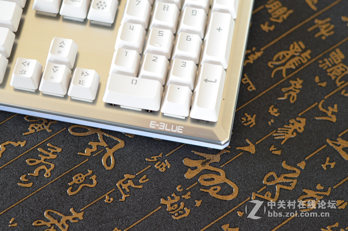 以游戏为名、有态度的键盘——品宜博K727游戏机械键盘青轴