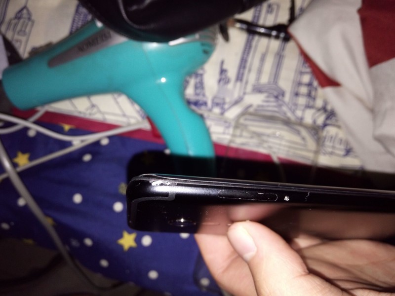 手机后壳左上角那里摔了一个缺口