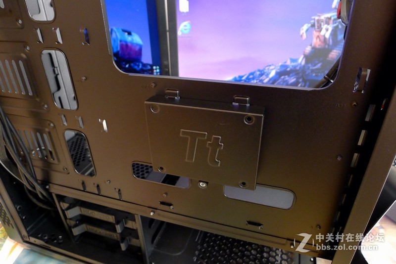 最漂亮的缺口，Tt红色警戒机箱