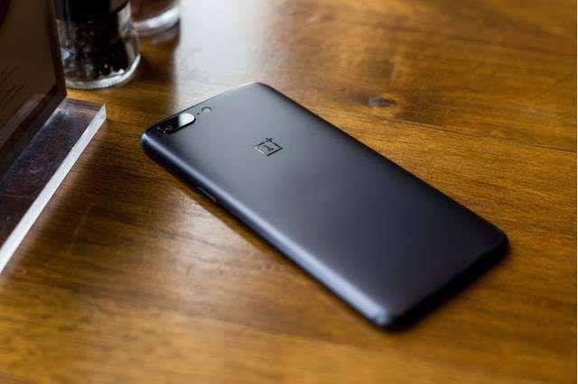 网友爆改一加5手机，完美达成高性能+超大容量电池，8000毫安！