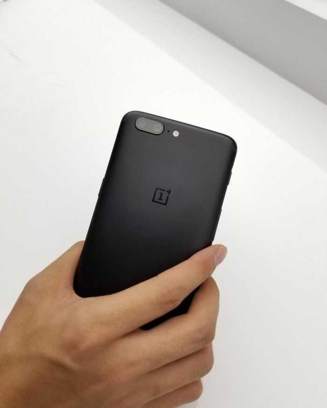 网友爆改一加5手机，完美达成高性能+超大容量电池，8000毫安！